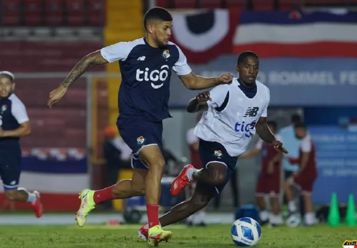 Andrés Andrade (izq.) y Armando Cooper en los entrenamientos de la selección anoche en el Rommel. Foto: @Fepafut
