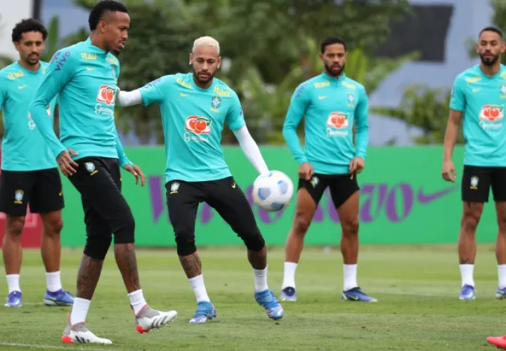 Neymar (centro) en los entrenamientos en el centro de entrenamiento del club Corinthians. Foto:EFE
