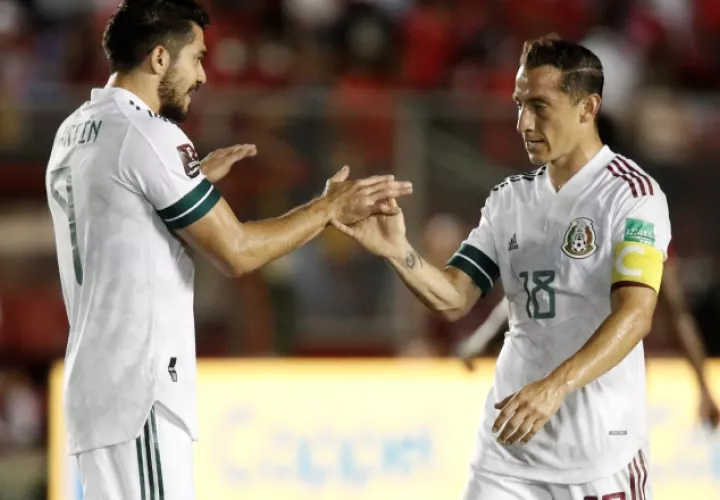 Henry Martín (izq.) y Andrés Guardado de la selección de México. Foto:EFE 