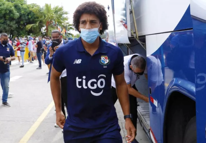 Adalberto 'Coco' Carrasquilla y el seleccionado del equipo panameño a su llegada a San Pedro Sula, Honduras. Fotos:EFE
