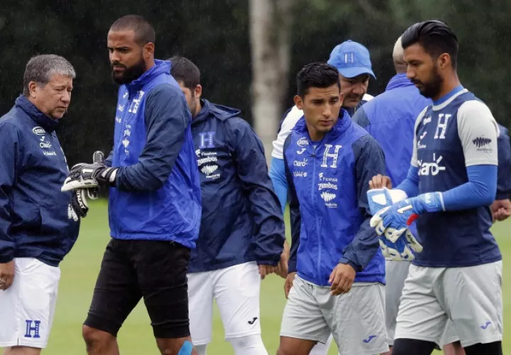 'El Bolillo' Gómez (izq.) en los entrenamientos de Honduras. Foto:EFE