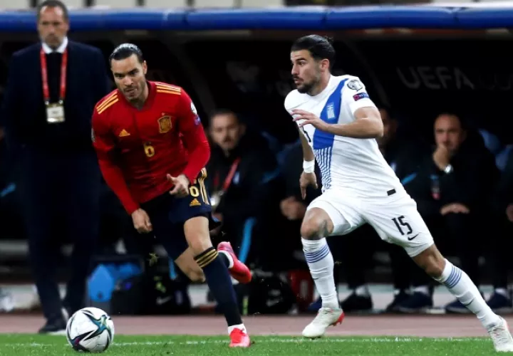 Raúl De Tomas (izq.)  de España disputa el balón contra  Thanasis Androutsos  de Grecia, durante el partido de ayer en la eliminatoria de Europa. Foto:EFE