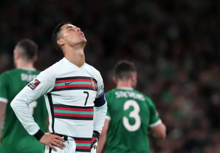 Cristiano Ronaldo reacciona, luego del empate ante Irlanda. Foto:EFE