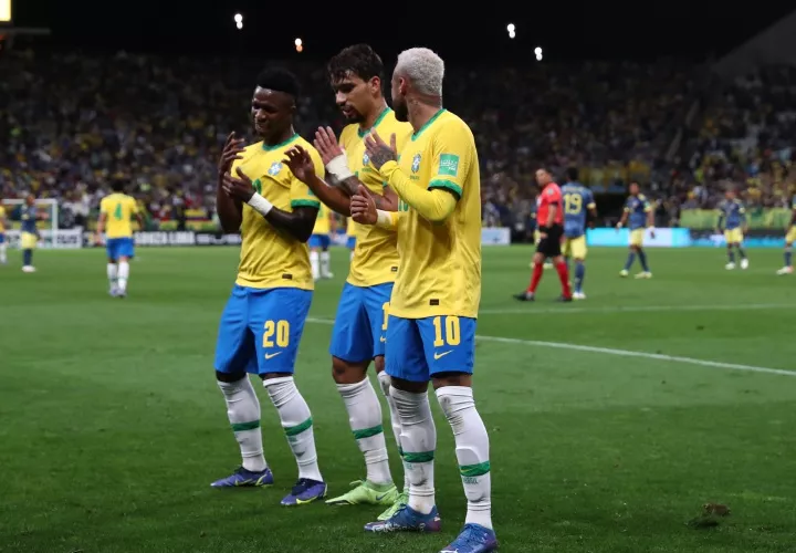 Vinicius (izq), Lucas Paqueta y Neymar feestejan  un gol de Brasil. Foto:EFE