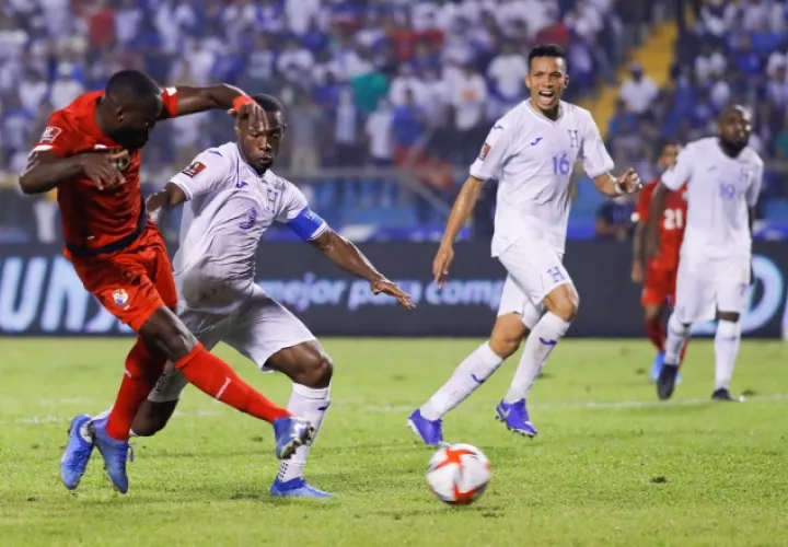 Cecilio Waterman (izq.) anotó el primer gol de Panamá contra Honduras. Foto:EFE