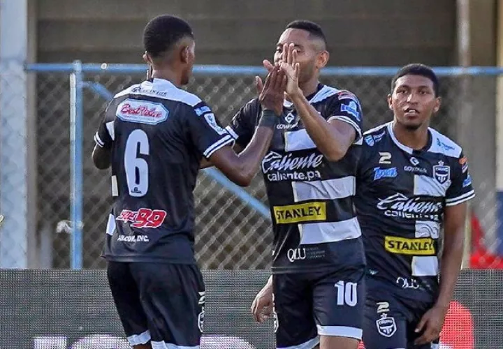 Ismael Díaz, festeja su gol que le dio el triunfo a Tauro sobre Alianza. Foto:Fepafut