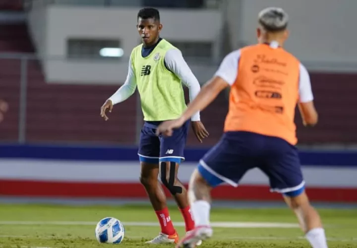 Fidel Escobar, (izq.) es uno de los titulares habituales en la zona defensiva panameña. Fepafut