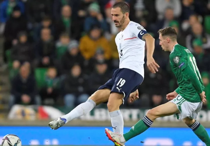 Leonardo Bonucci (izq.) de Italia contra Gavin Whyte de Irlanda. Foto:EFE