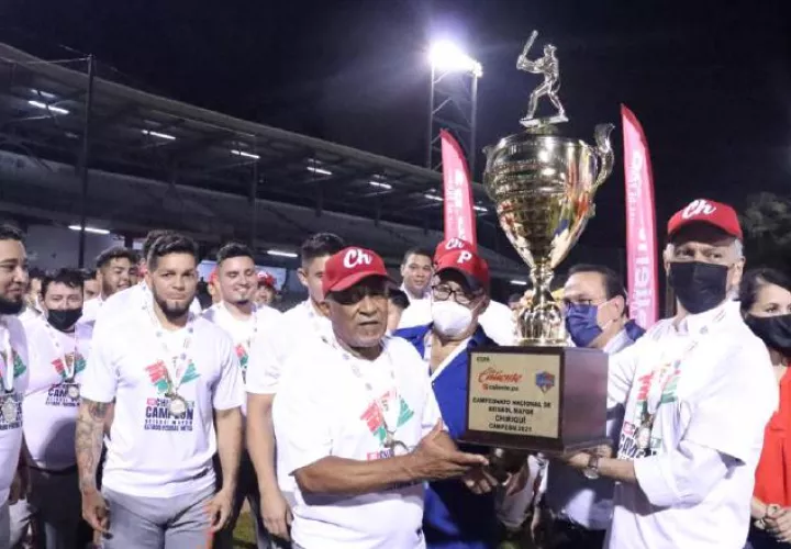 Alfonso Urquiola levanta el trofeo como campeón de la tropa chiricana.  Foto: Fedebeis