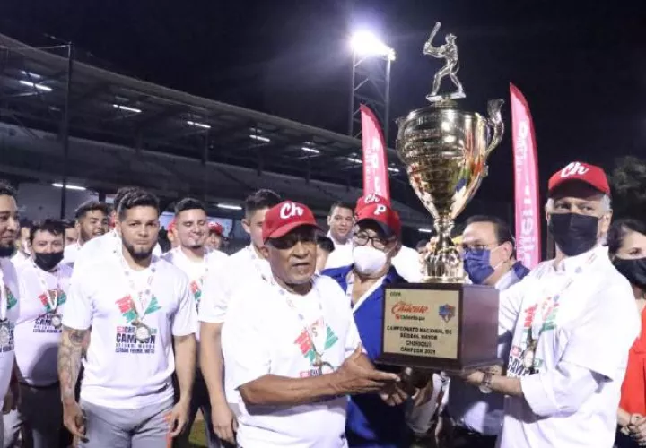 Alfonso Urquiola levanta el trofeo como campeón de la tropa chiricana.  Foto: Fedebeis