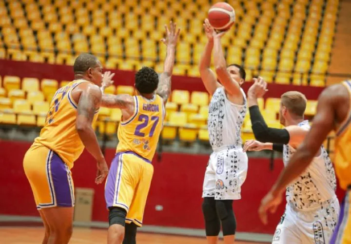 Joel Muñoz del Atlético tira el balón en un juego ante Colón. Foto:LPB