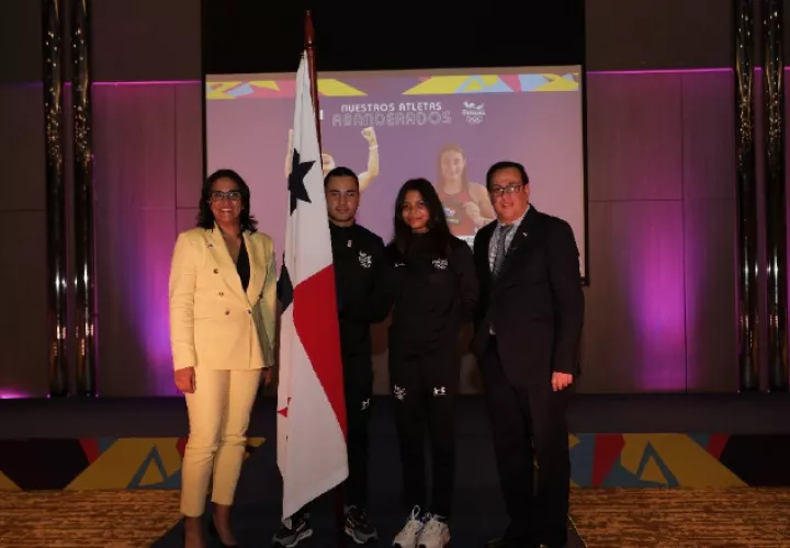 Ronnier Martínez con la  bandera panameña. Foto:COP