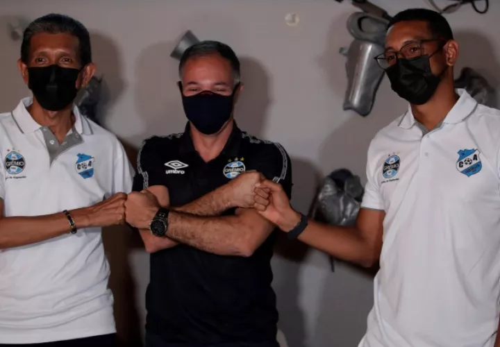 Paulo Araujo (cent) del Gremio brasileño. Foto:EFE 
