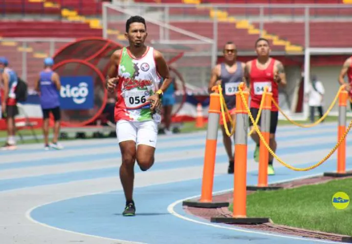 Olmos durante la competencia de los 1,500 metros planos en la pista del estadio Rommel Fernández. Running from Panama