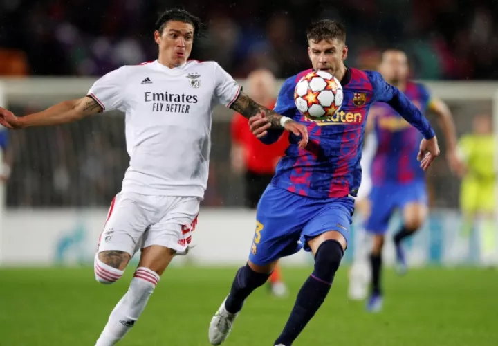 Piqué del Barcelona (der.) disputa el balón con Darwin Núñez. Foto:EFE