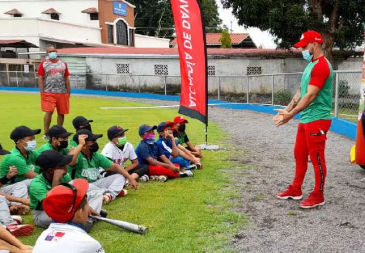 Einstein Gutiérrez jugador de la categoría mayor de Chiriquí conversa con los peloteritos de Dolega. Foto: Mayra Madrid