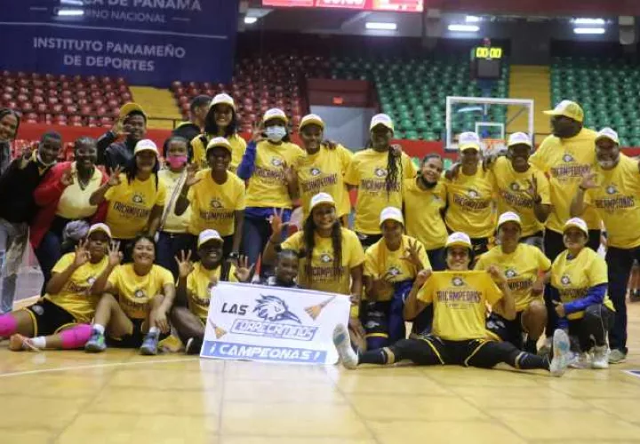 Las chicas del equipo colonense vencieron en la Serie Final al Club Deportivo Panteras.  Foto:Fepaba