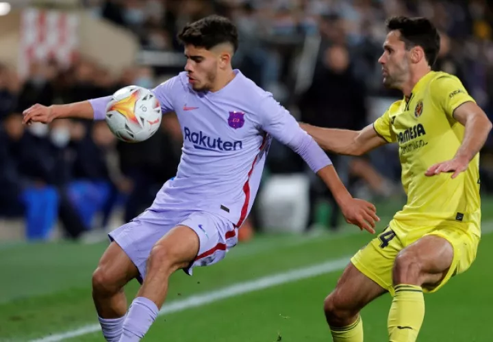El delantero marroquí del FC Barcelona, Abdessamad Ezzalzouli (i) pelea un balón con el centrocampista del Villarreal, Alfonso Pedraza. Foto:EFE