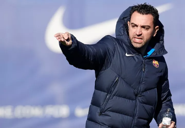 Xavi Hernández da algunas instrucciones a sus jugadores. Foto:EFE