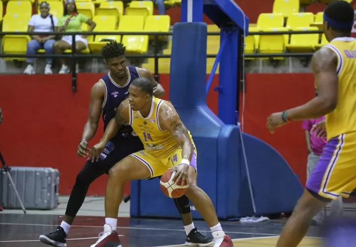 Jaime Lloreda de Correcaminos de Colón con el balón en el juego contra Dragones. Foto: LPB