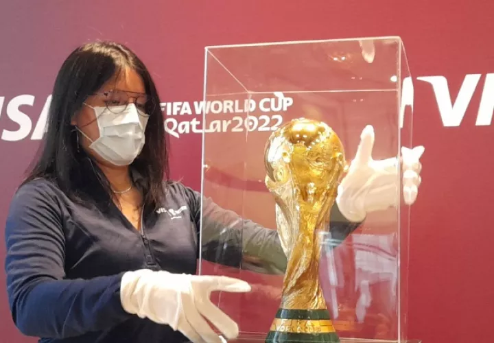 Muchos panameños pudieron tomarse foto con el trofeo. Aurelio Martínez