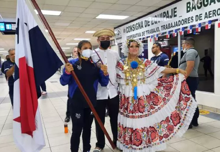 Xiomara Santamaría a su llegada ayer a Panamá con la medalla de bronce. Foto: Pandeportes