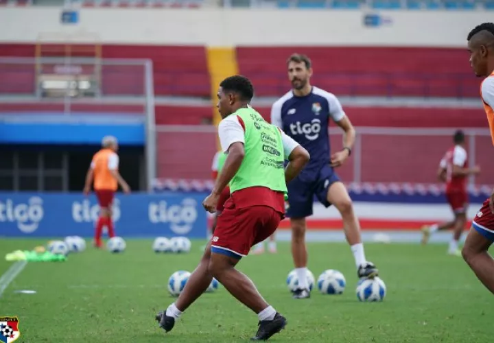 David Dóniga durante los entrenamientos de los convocados en la selección mayor. Foto:Fepafut