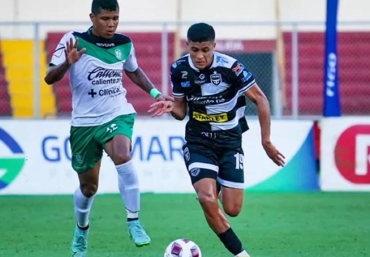 Cristian Quintero  del Tauro conduce el balón. Foto: @Tauro 