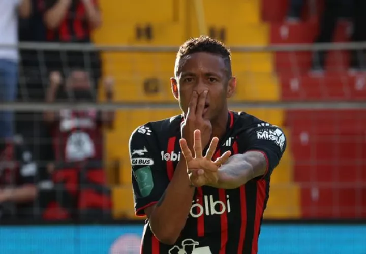 Gabriel Torres, festeja el gol de Liga Alajuelense. Foto:@ldacr