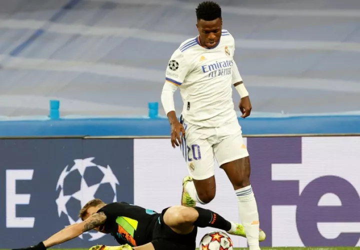 El delantero brasileño del Real Madrid, Vinicius Junior (d) controla el balón ante un rival del Inter de Milán. Foto:EFE 