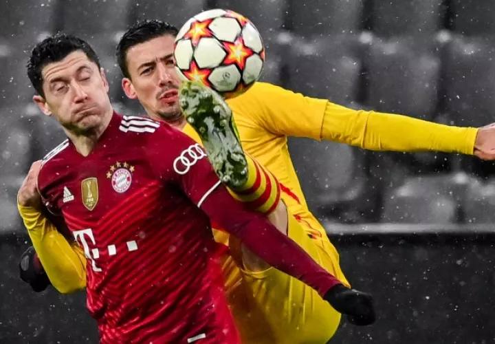 Robert Lewandowski (izq.) y Clement Lenglet del Barcelona. Foto.EFE