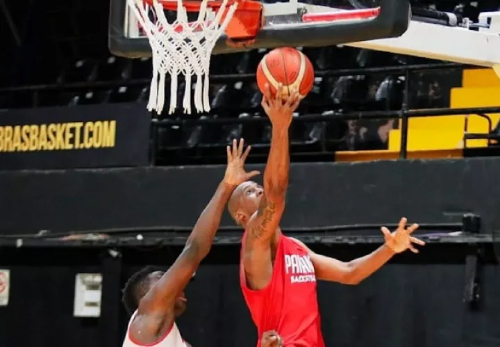 Mauro Oglivie (der.) una de las figuras actuales del baloncestop panameño. Foto: Fepaba
