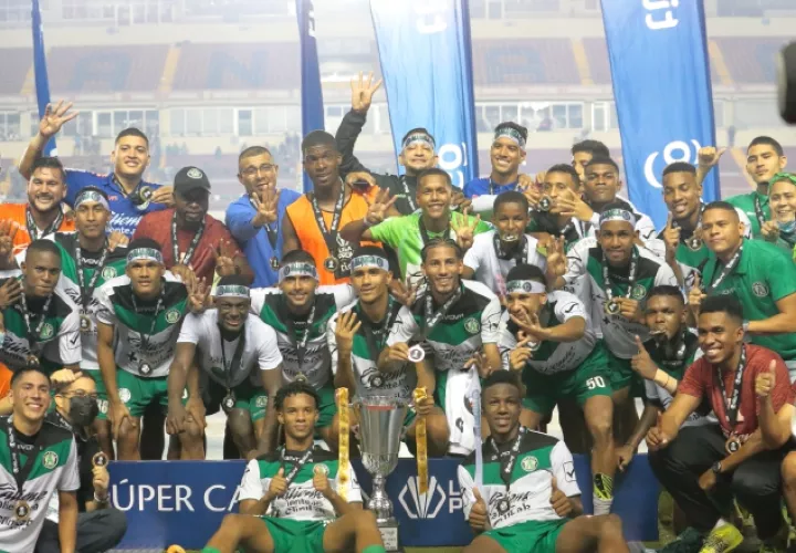 Jugadores del Alianza festejan el título alcanzado en el estadio Rommel Fernández. Foto:Cortesía