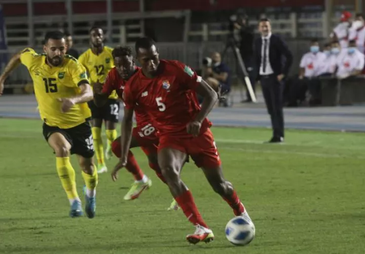Abdiel Ayarza conduce el balón ante el acecho de Kevin Stewart de Jamaica. Foto: Víctor Arosemena