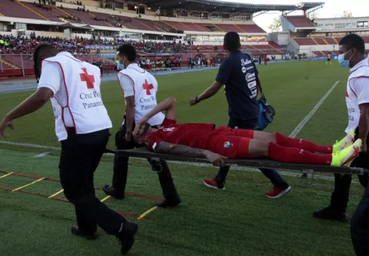 Andrés Andrade salió lesionado en camilla del partido contra Jamaica. Foto: Víctor Arosemena