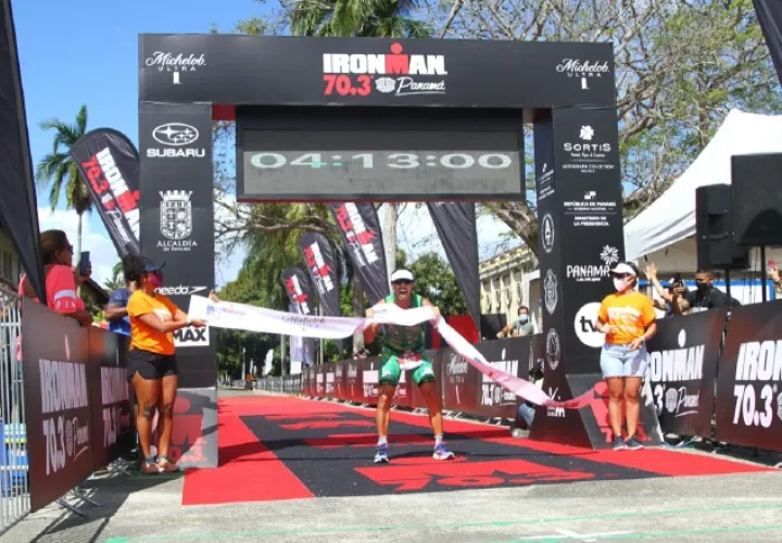 Salvador Ruiz, festeja tras llegar a la meta de primero en la Calzada de Amador. Cortesía/Ironman