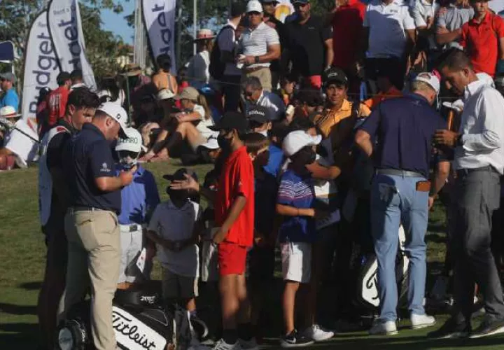 1-  Los golfistas   saludan a los aficionados del torneo Fotos: Víctor Arosemena 