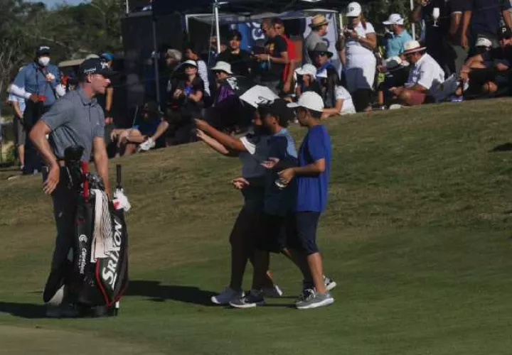 4- Un recuerdo para los infantes,  por parte de los golfistas
