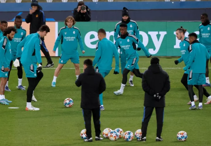 Jugadores de Real Madrid en los entrenamientos en el Parque de los Príncipes en París. Foto:EFE