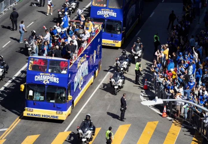 Los jugadores de los Rams festejan su título de la NLF por las calles de Los Ángeles. Foto:EFE