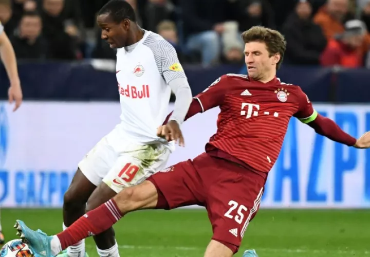 Thomas Müeller del Bayern y Mohamed Camara del Salzburgo. Foto:EFE  