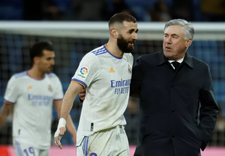 Carlo Ancelotti (der.) conversa con Benzema. Foto:EFE