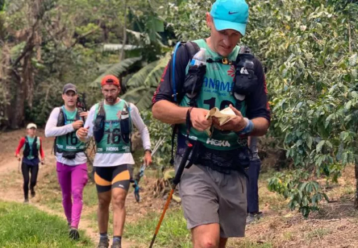 Los equipos llegando a Boquete tras subir y bajar el volcán Barú. Solo usan mapas y brújulas. @ARPANAMÁ
