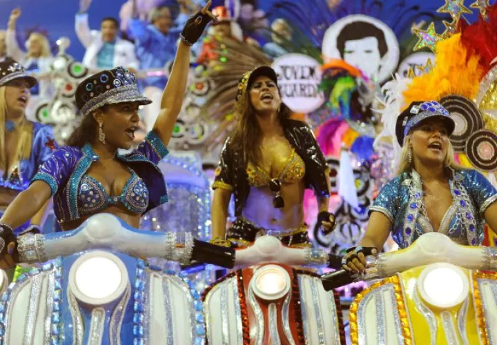 Los Carnavales de Brasil son uno de los más famosos del mundo. En la imagen, carnavales en Rio de Janeiro.  Foto: Fernando Bizerra Jr.