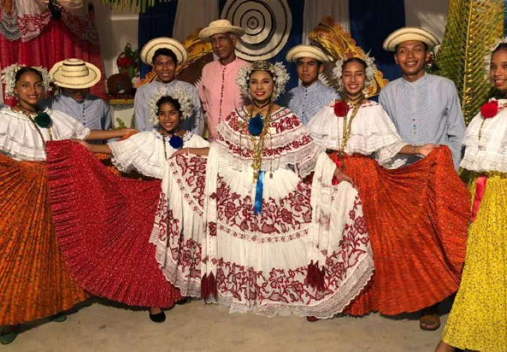 Somos Panamá, un conjunto folclórico juvenil en formación que agrupa jóvenes de los distritos de Chame y San Carlos, bajo la dirección del docente Raúl Graziani.  Cortesía