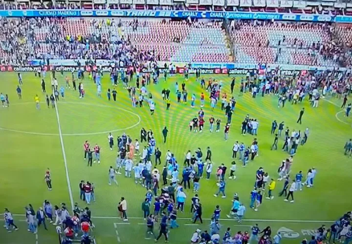 Aficionados ingresan a la cancha en un partido en México. Captura de El Siglo de Torreón