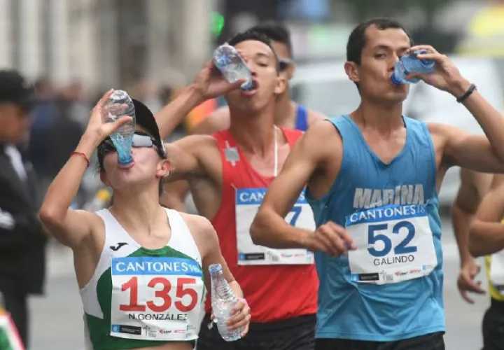 Yassir Cabrera López (centro), ahora compite en los 35 kilómetros de marcha. Cortesía