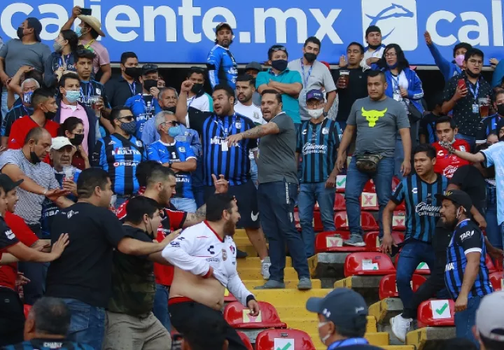 Disturbios de los aficionados entre Querétaro y Atlas. Foto:EFE