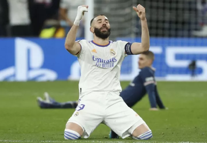 El francés del Real Madrid, Karim Benzema, celebra el pase del equipo blanco a los cuartos de final de la Liga de Campeones. Foto: EFE