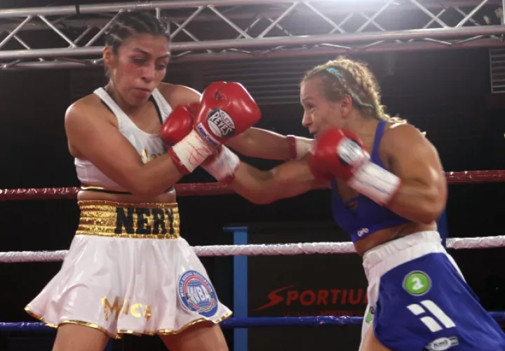1- 'La Tuti' Bopp conecta a  Jessica Plata en la pelea de titulo mundial minimosca. Fotos: Víctor Arosemena